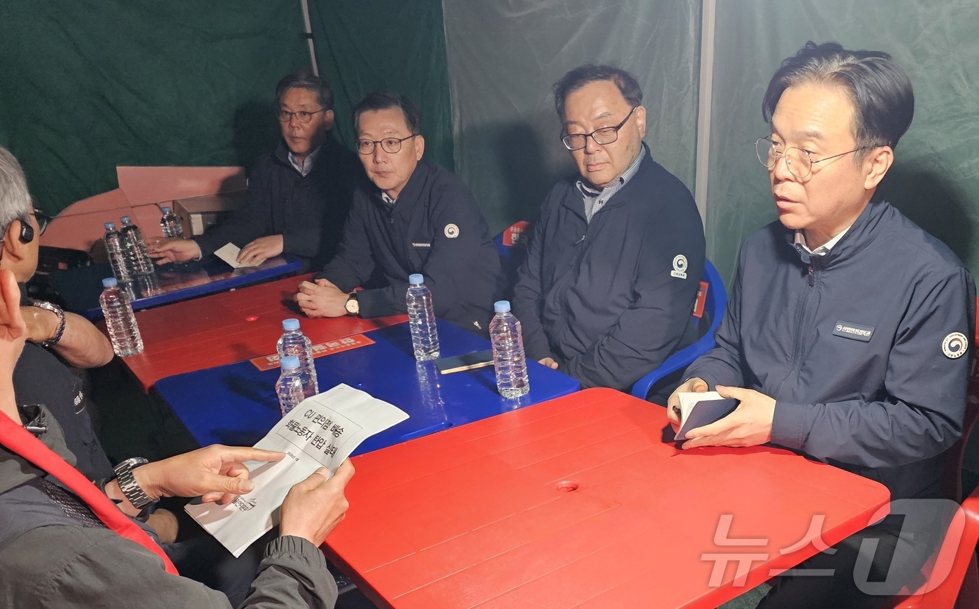 (진주=뉴스1) 한송학 기자 = 김영훈 고용노동부 장관이 20일 진주시 정촌면 CU 진주물류센터 앞 화물연대 집회 현장을 방문했다. 2026.4.20/뉴스1