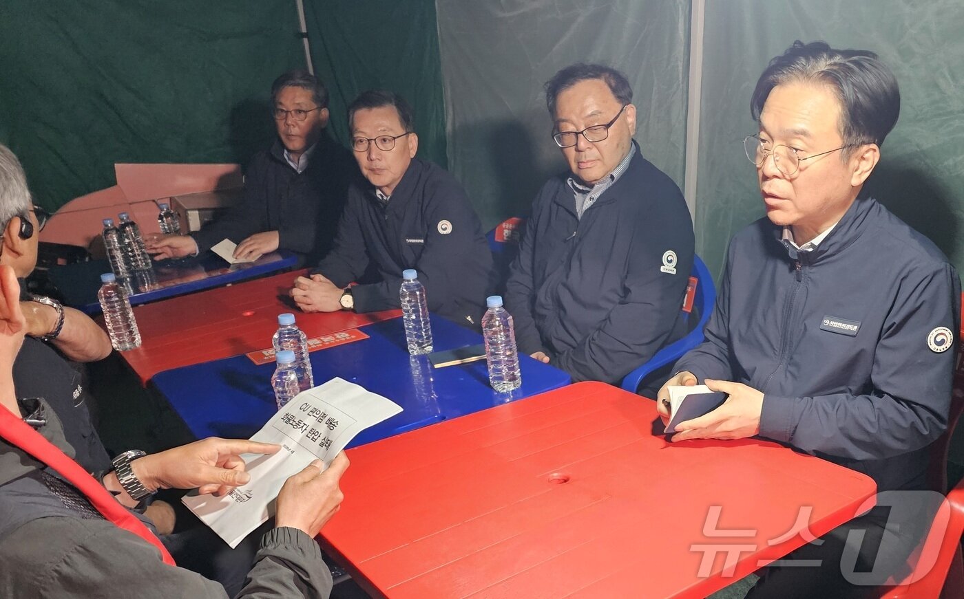 본문 이미지 - 김영훈 고용노동부 장관이 20일 진주시 정촌면 CU 진주물류센터 앞 화물연대 집회 현장을 방문했다. 2026.4.20 ⓒ 뉴스1 한송학 기자