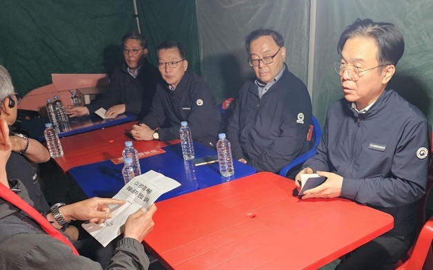 화물연대 사고 현장 찾은 김영훈 고용노동부 장관