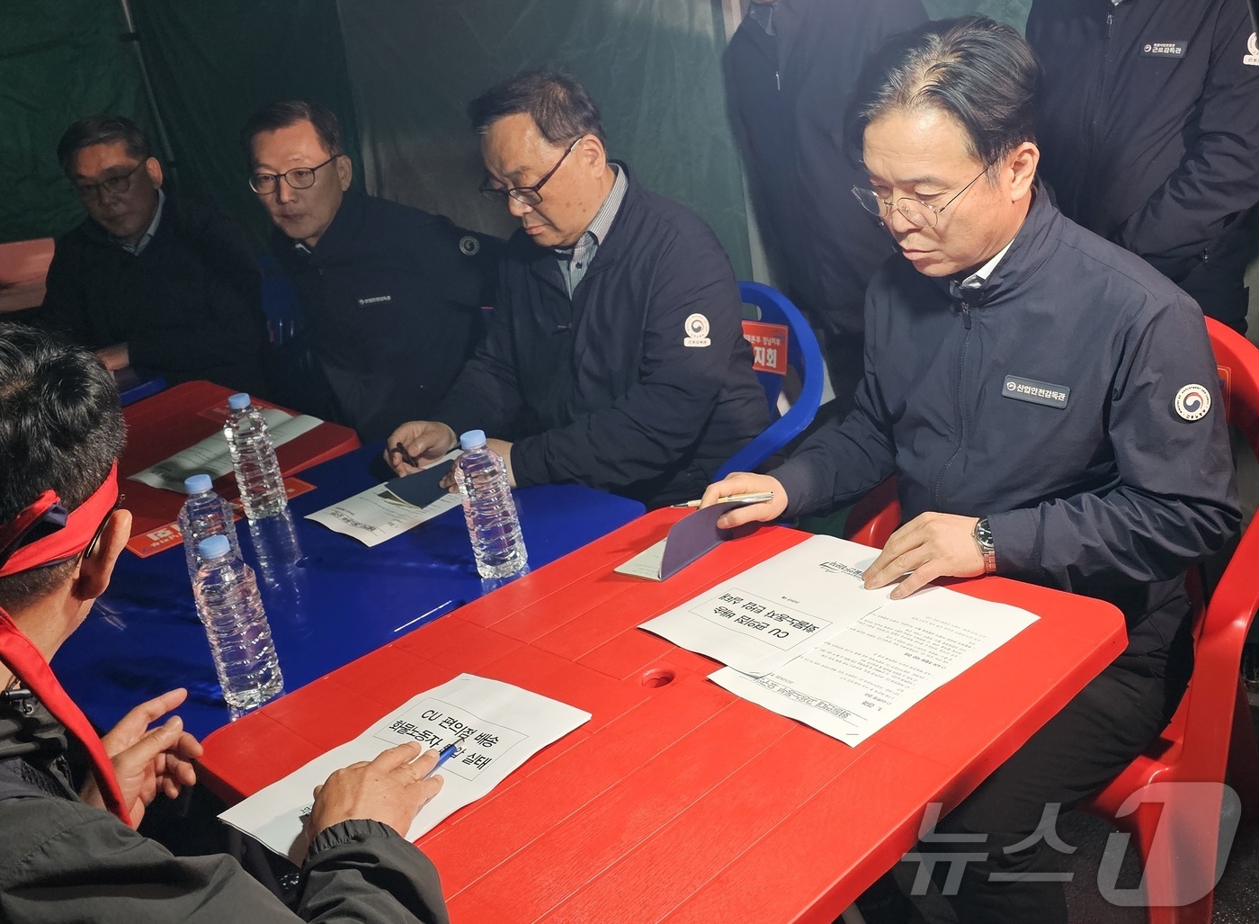 (진주=뉴스1) 한송학 기자 = 김영훈 고용노동부 장관이 20일 진주시 정촌면 CU 진주물류센터 앞 화물연대 집회 현장을 방문했다. 2026.4.20/뉴스1