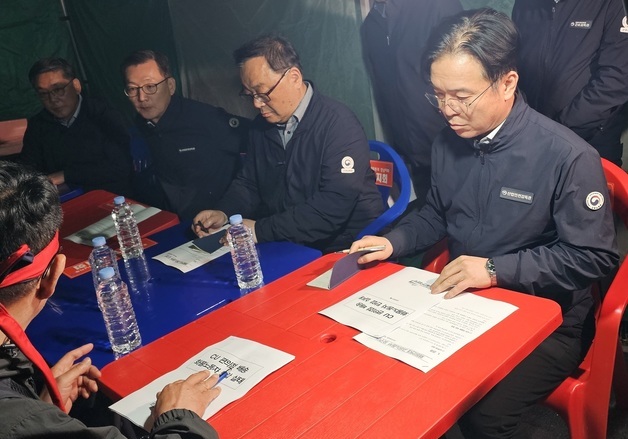 화물연대 사고 현장 찾은 김영훈 고용노동부 장관