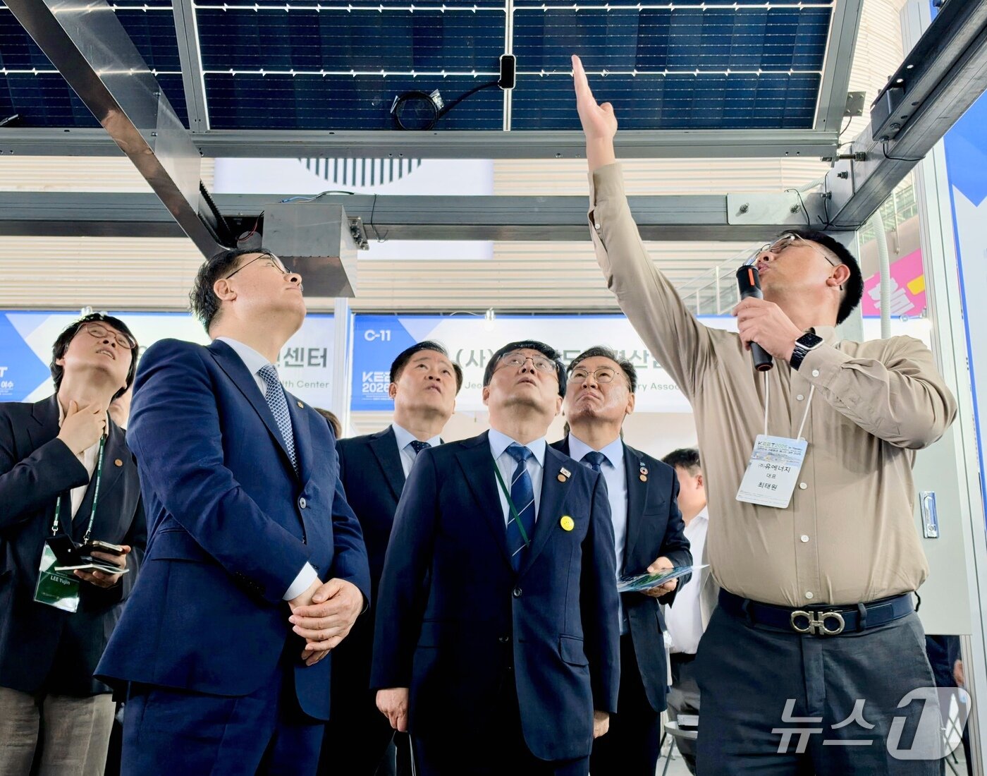 본문 이미지 - 김성환 기후에너지환경부 장관과 이유진 이재명 정부 기후에너지환경비서관이 광양 소재 중소기업 유에너지의 '폴더 개폐식 태양광 발전 장치'를 살펴보고 있다. ⓒ 뉴스1 황덕현 기자