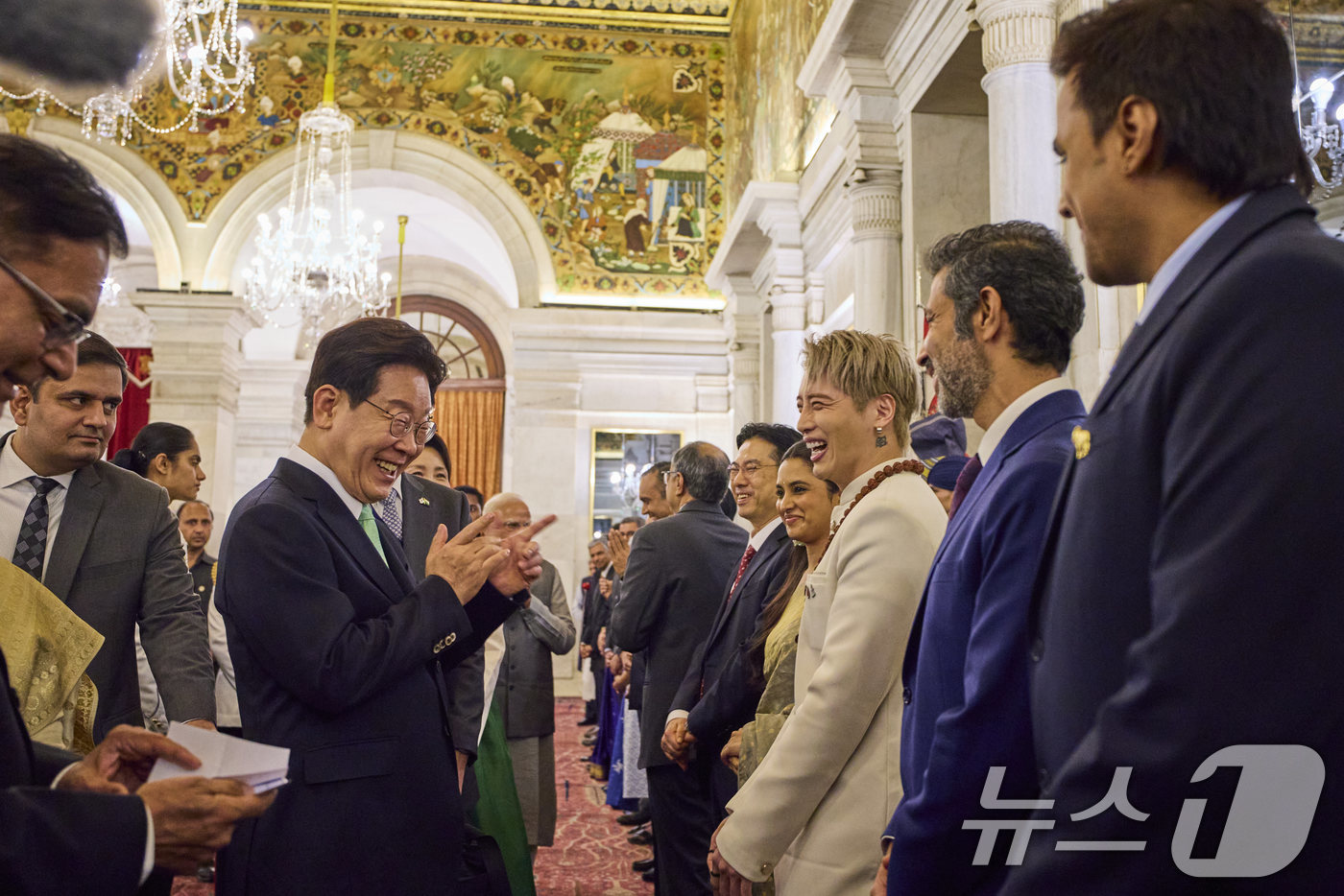 (뉴델리(인도)=뉴스1) 이재명 기자 = 이재명 대통령이 20일 인도 뉴델리 대통령궁에서 드로우파디 무르무 인도 대통령 주최 국빈 만찬에 참석한 가수 아우라(박민준)와 인사하고 있 …