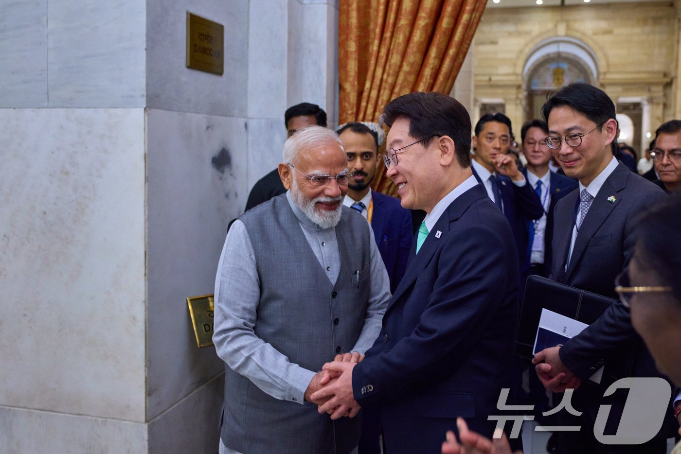 본문 이미지 - 이재명 대통령과 나렌드라 모디 인도 총리가 20일 뉴델리 대통령궁에서 열린 국빈만찬에서 악수를 하고 있다. (공동취재) 2026.4.21 ⓒ 뉴스1 이재명 기자
