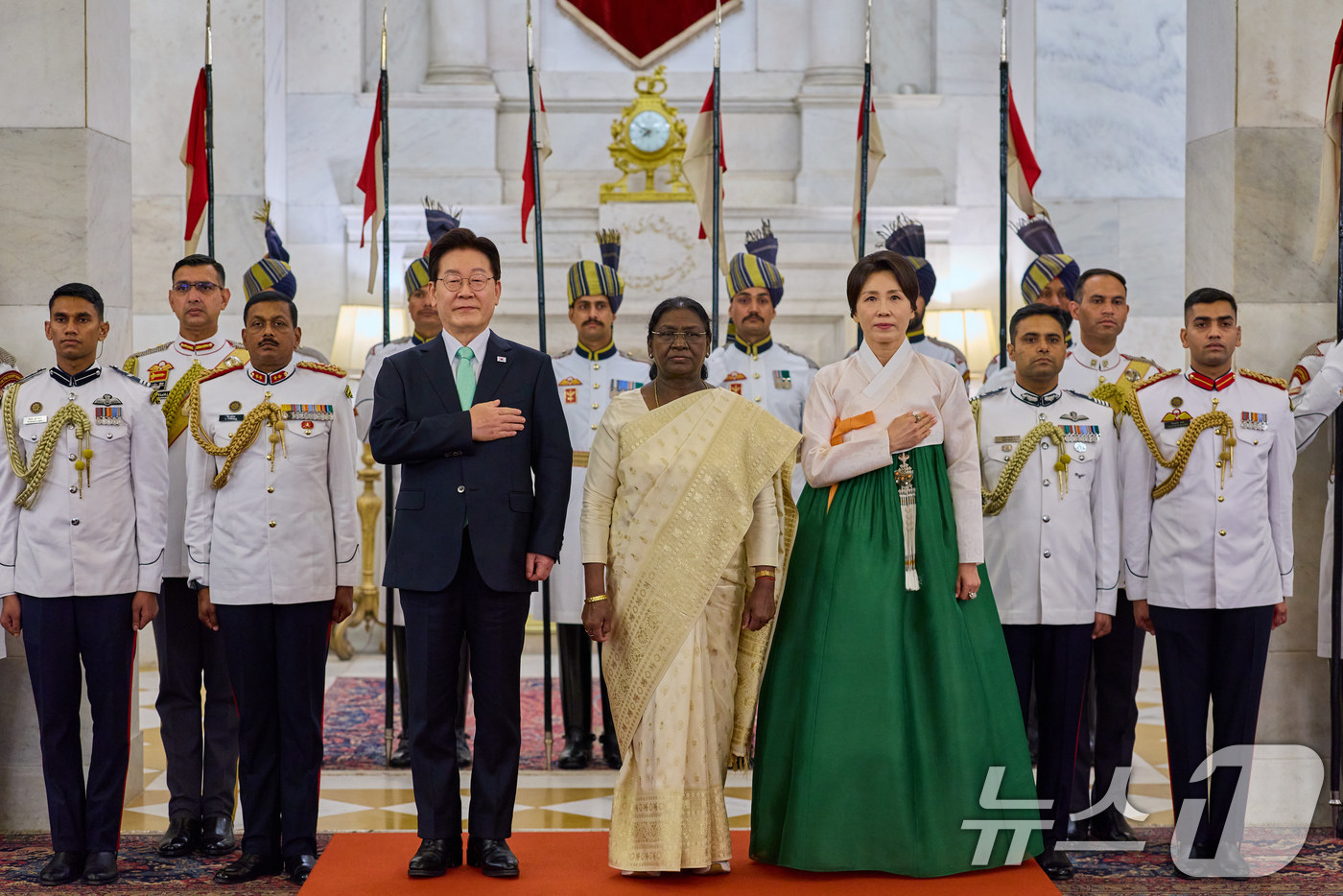 (뉴델리(인도)=뉴스1) 이재명 기자 = 이재명 대통령과 김혜경 여사가 20일 뉴델리 대통령궁에서 열린 드라우파디 무르무 인도 대통령 주최 국빈만찬에서 국민의례를 하고 있다. (공 …