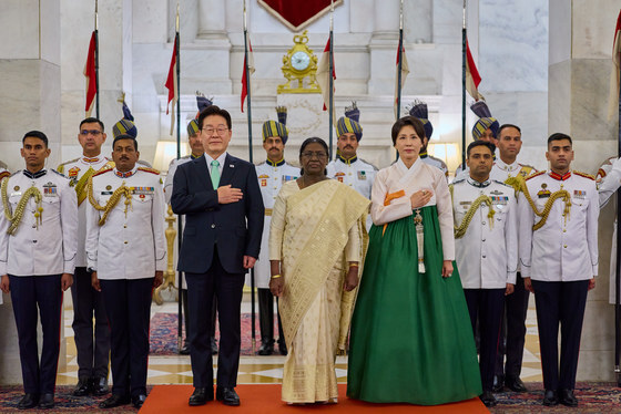 국민의례 하는 이재명 대통령·김혜경 여사