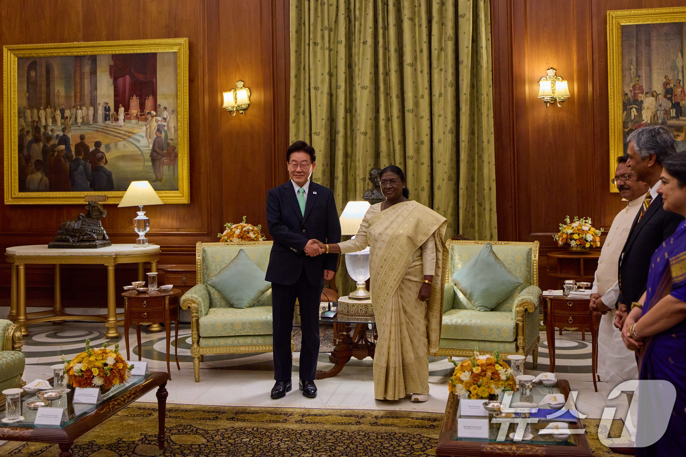 (뉴델리(인도)=뉴스1) 이재명 기자 = 이재명 대통령과 드라우파디 무르무 인도 대통령이 20일 뉴델리 대통령궁에서 열린 면담에서 악수하고 있다. (공동취재) 2026.4.21/뉴 …