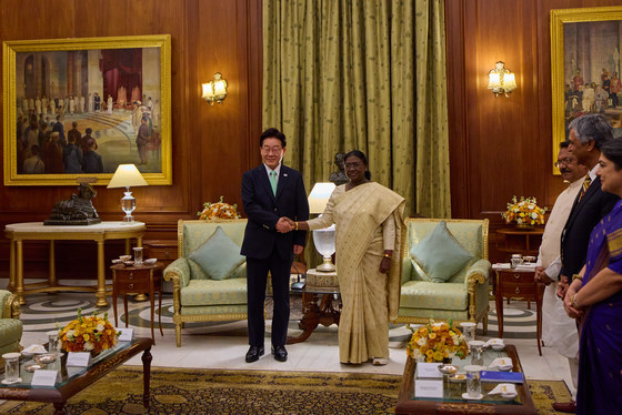 악수하는 이재명·무르무 대통령