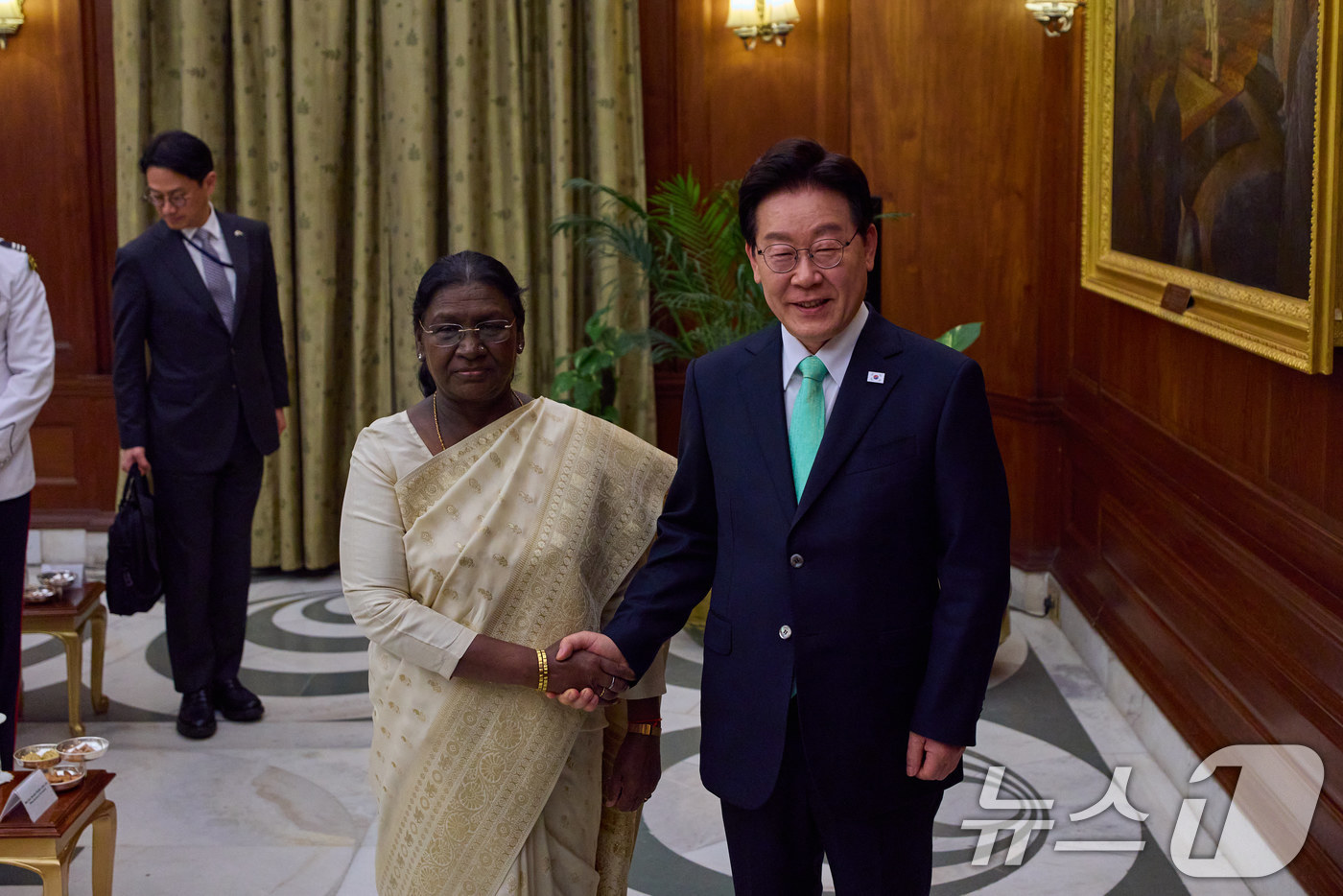 (뉴델리(인도)=뉴스1) 이재명 기자 = 이재명 대통령과 드라우파디 무르무 인도 대통령이 20일 뉴델리 대통령궁에서 열린 면담에서 악수하고 있다. (공동취재) 2026.4.21/뉴 …