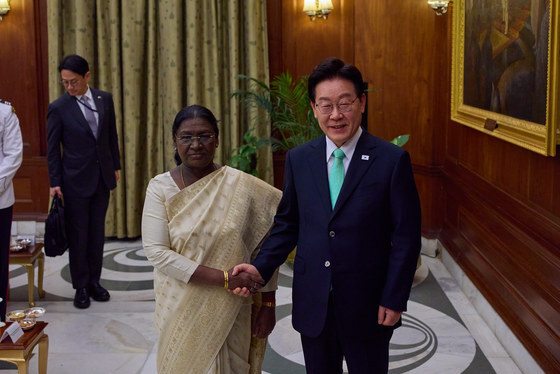 악수하는 이재명·무르무 대통령