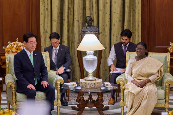 면담 갖는 이재명·무르무 대통령