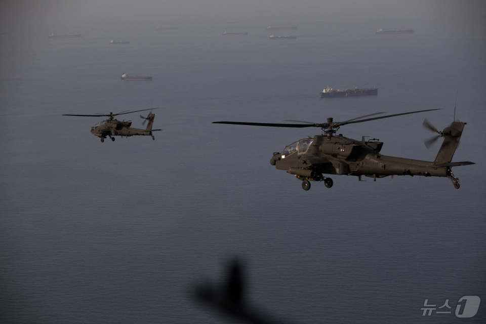 (AFP=뉴스1) 류정민 특파원 = 미군 중부사령부(CENTCOM)가 엑스(X) 계정을 통해 공개한 사진으로 AH-64 아파치 헬기가 지난 17일(현지시간) 호르무즈 해협 상공을 …
