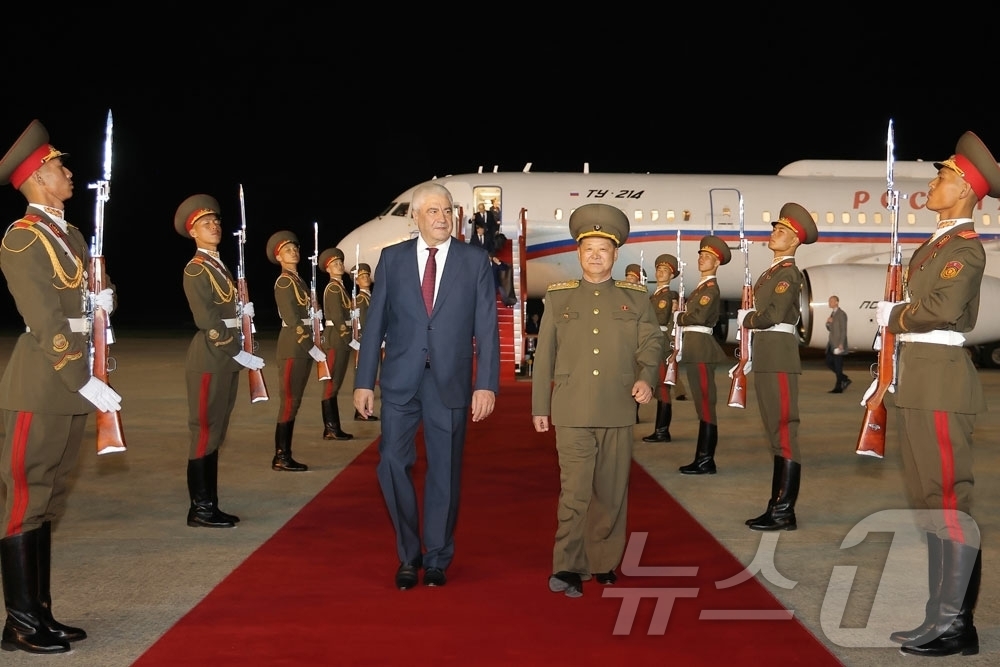 (평양 노동신문=뉴스1) = 북한 노동당 기관지 노동신문은 21일 "조선민주주의인민공화국 사회안전성의 초청에 따라 우리 나라를 방문하는 러시아연방 내무성 대표단이 평양에 도착했다" …