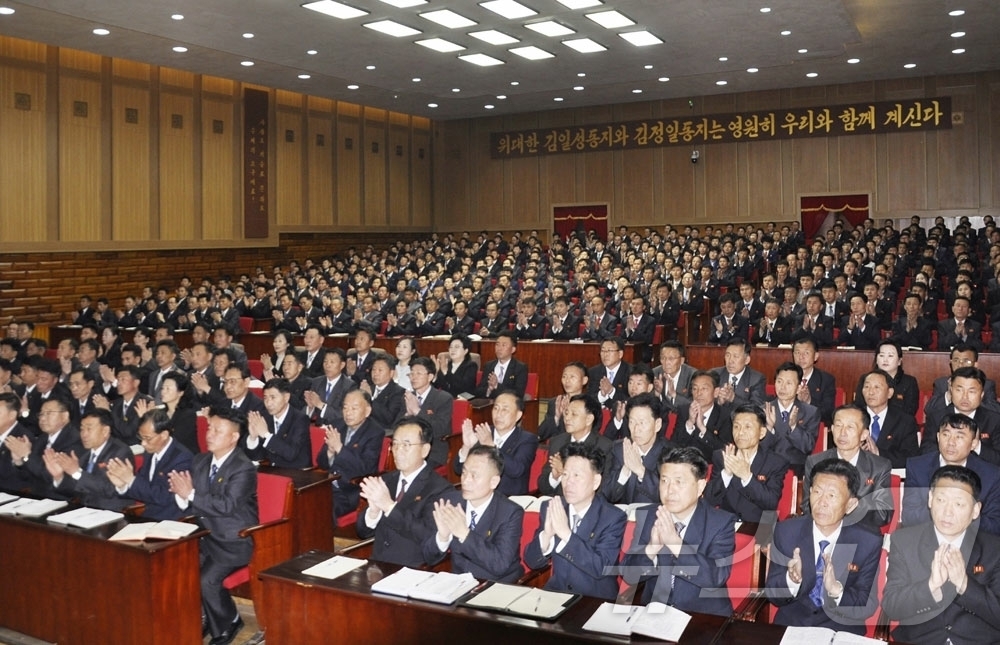 (평양 노동신문=뉴스1) = 북한 노동당 기관지 노동신문은 21일 "경애하는 김정은 동지께서 조선노동당 제9차 대회에서 제시하신 사상과 정책을 깊이 체득하고 철저히 관철하기 위한 …