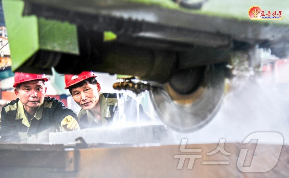 (평양 노동신문=뉴스1) = 북한 노동당 기관지 노동신문은 21일 "맡은 일을 책임적으로 해나가고 있다"며 평양석재공장을 조명했다. [국내에서만 사용가능. 재배포 금지. DB 금지 …