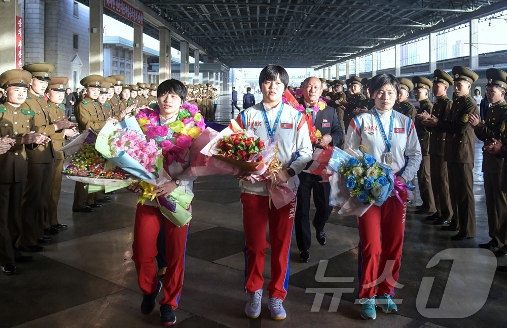 (평양 노동신문=뉴스1) = 북한 노동당 기관지 노동신문은 21일 "중국에서 진행된 2026년 아시아유술선수권대회에 참가한 우리 선수들이 귀국했다"라고 보도했다. [국내에서만 사용 …