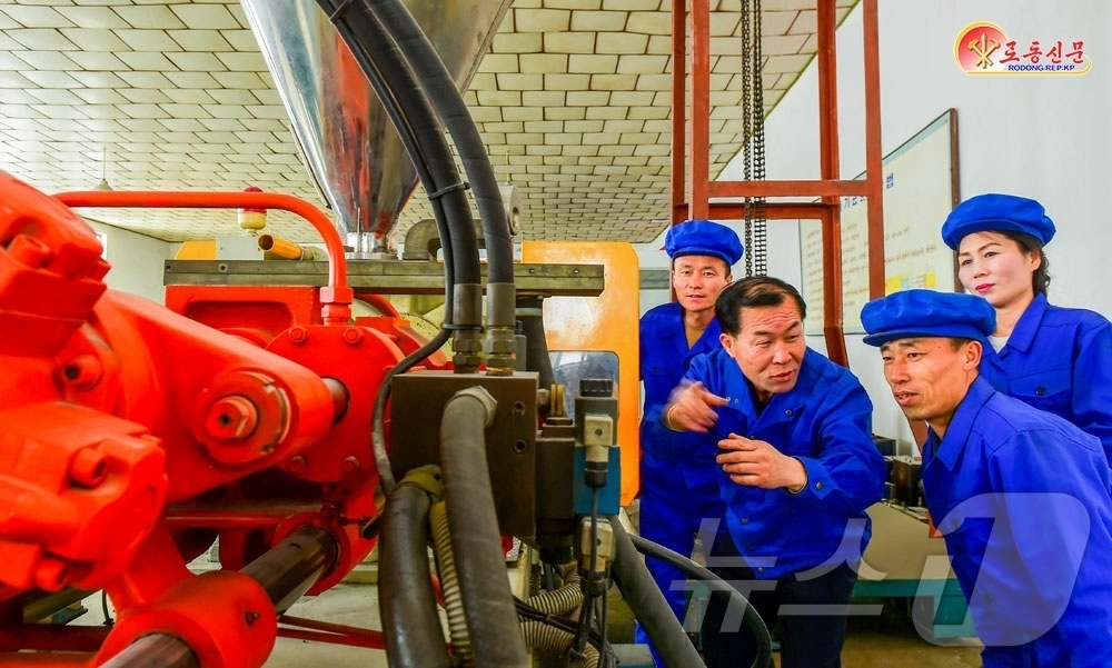 (평양 노동신문=뉴스1) = 북한 노동당 기관지 노동신문은 21일 "생산 정상화를 위한 기술적 문제들을 풀어나가고 있다"며 청진수지관공장을 조명했다. [국내에서만 사용가능. 재배포 …