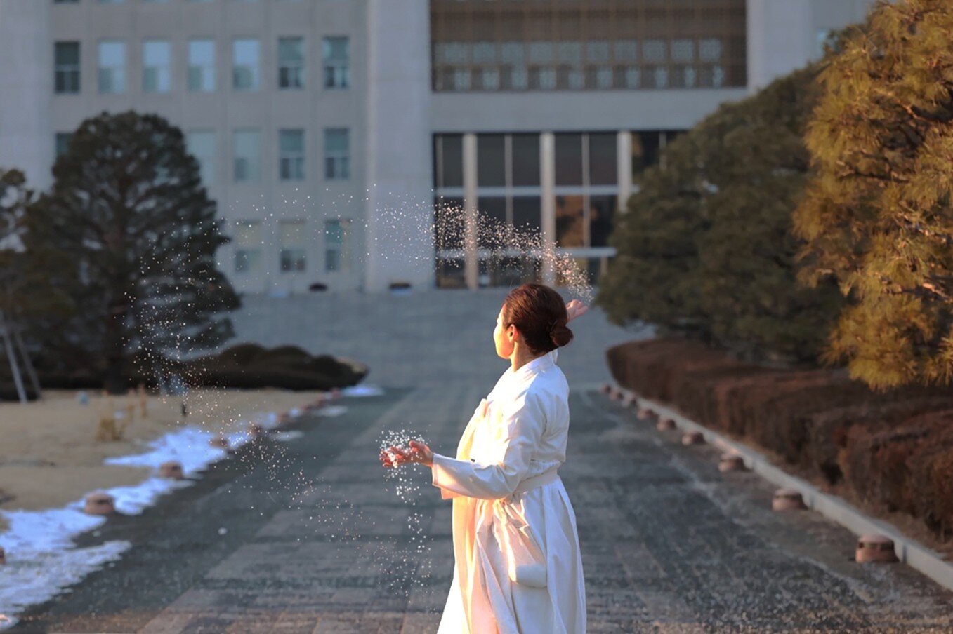 본문 이미지 - "소금치기(Casting Salt)" 2025.02.09 사진 @가림토 (인사동 코트 KOTE 제공)