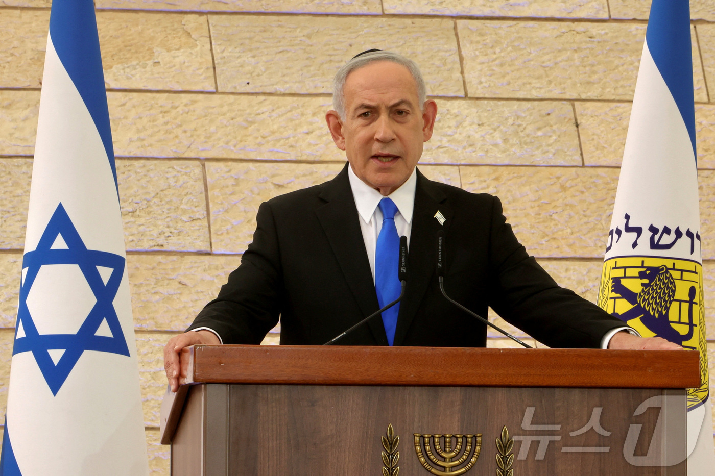 (예루살렘 로이터=뉴스1) 이창규 기자 = 베냐민 네타냐후 이스라엘 총리가 20일(현지시간) 예루살렘에서 메모리얼 데이 개막 행사에 참석해 연설하고 있다. 2026.4.20./뉴스 …