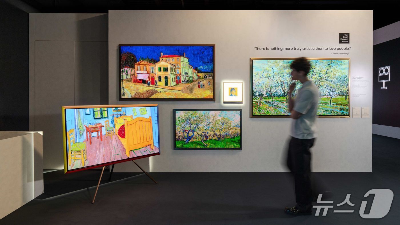 본문 이미지 - 20일 이탈리아 밀라노에서 열린 '밀라노 디자인위크 2026'에 참가한 삼성전자 부스에서 관람객들이 OLED TV(S95H)와 함께 다양한 취향과 라이프스타일을 체험하고 있다.(사진제공 = 삼성전자) 