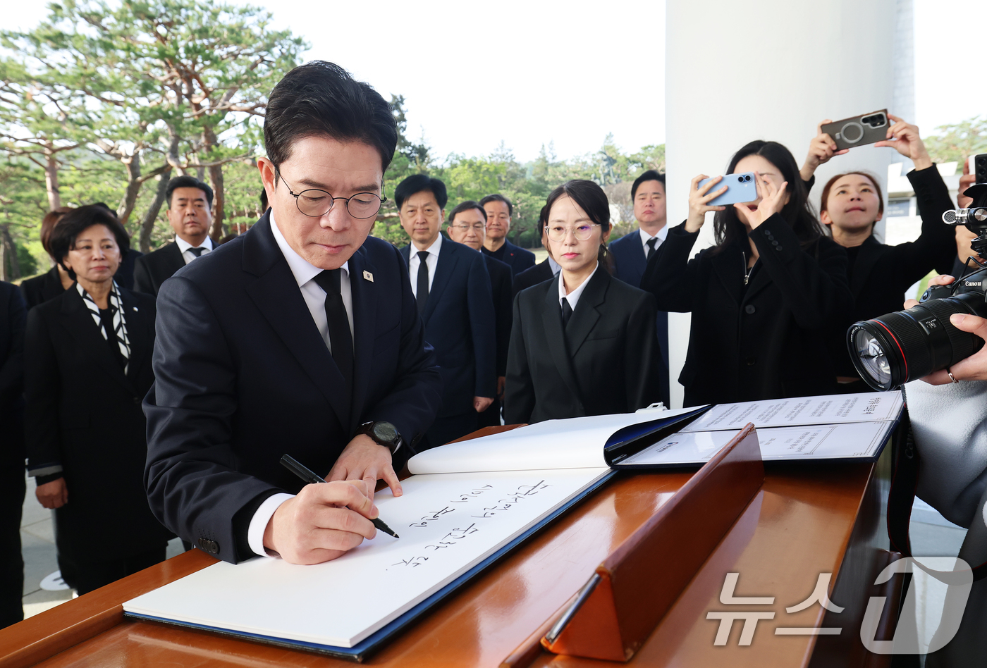 (서울=뉴스1) 오대일 기자 = 정원오 더불어민주당 서울시장 후보가 21일 오전 선거대책위원회 출범 후 첫 공식행보로 서울 동작구 국립서울현충원을 찾아 현충탑에 참배한 후 방명록을 …