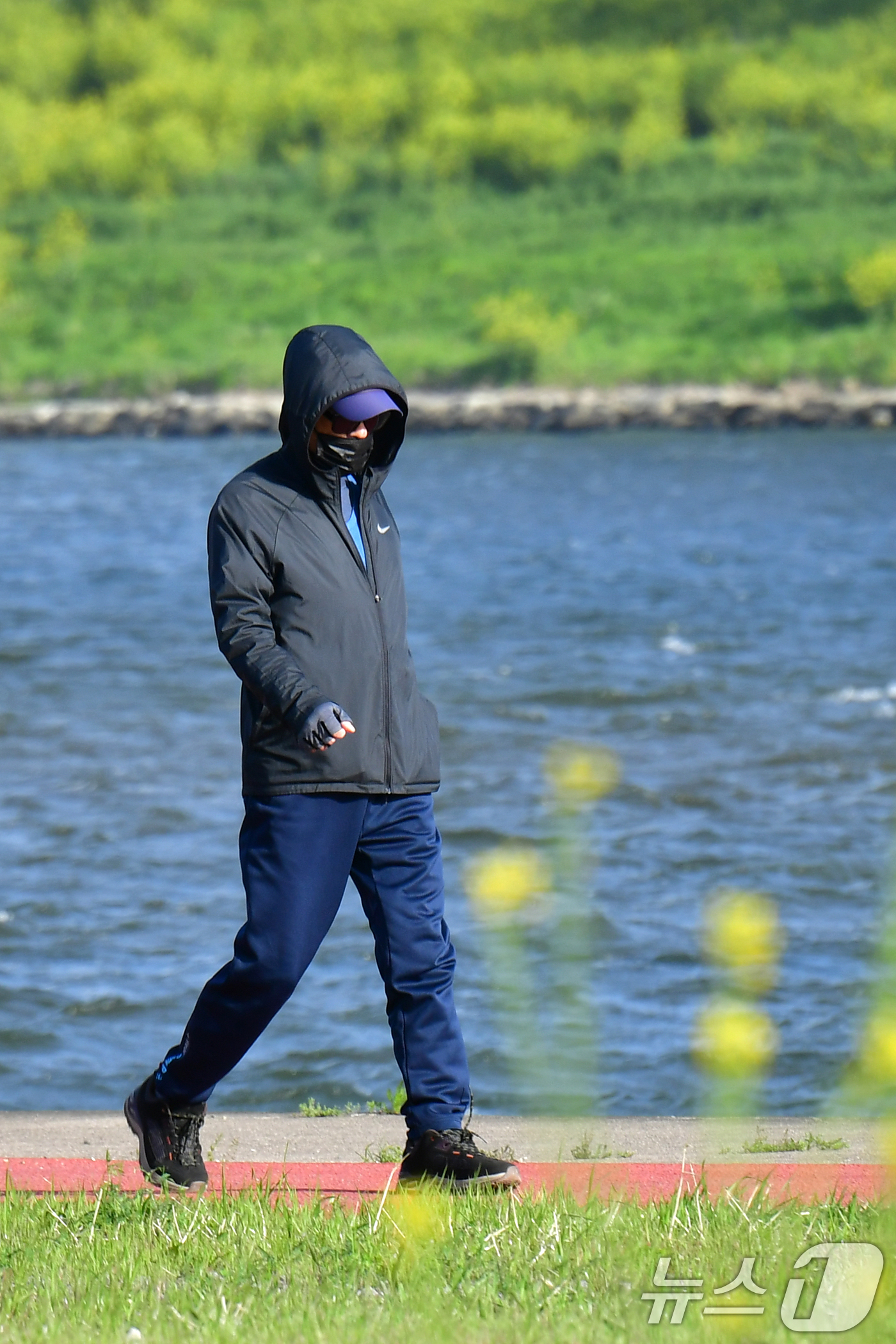 (포항=뉴스1) 최창호 기자 = 21일 경북 포항시 남구 연일읍 형산강에 강변로에서 시민이 모자와 마스크를 한 시민이 걸어가고 있다.이날 포항시의 아침 최저기온은 6~8도를 기록했 …