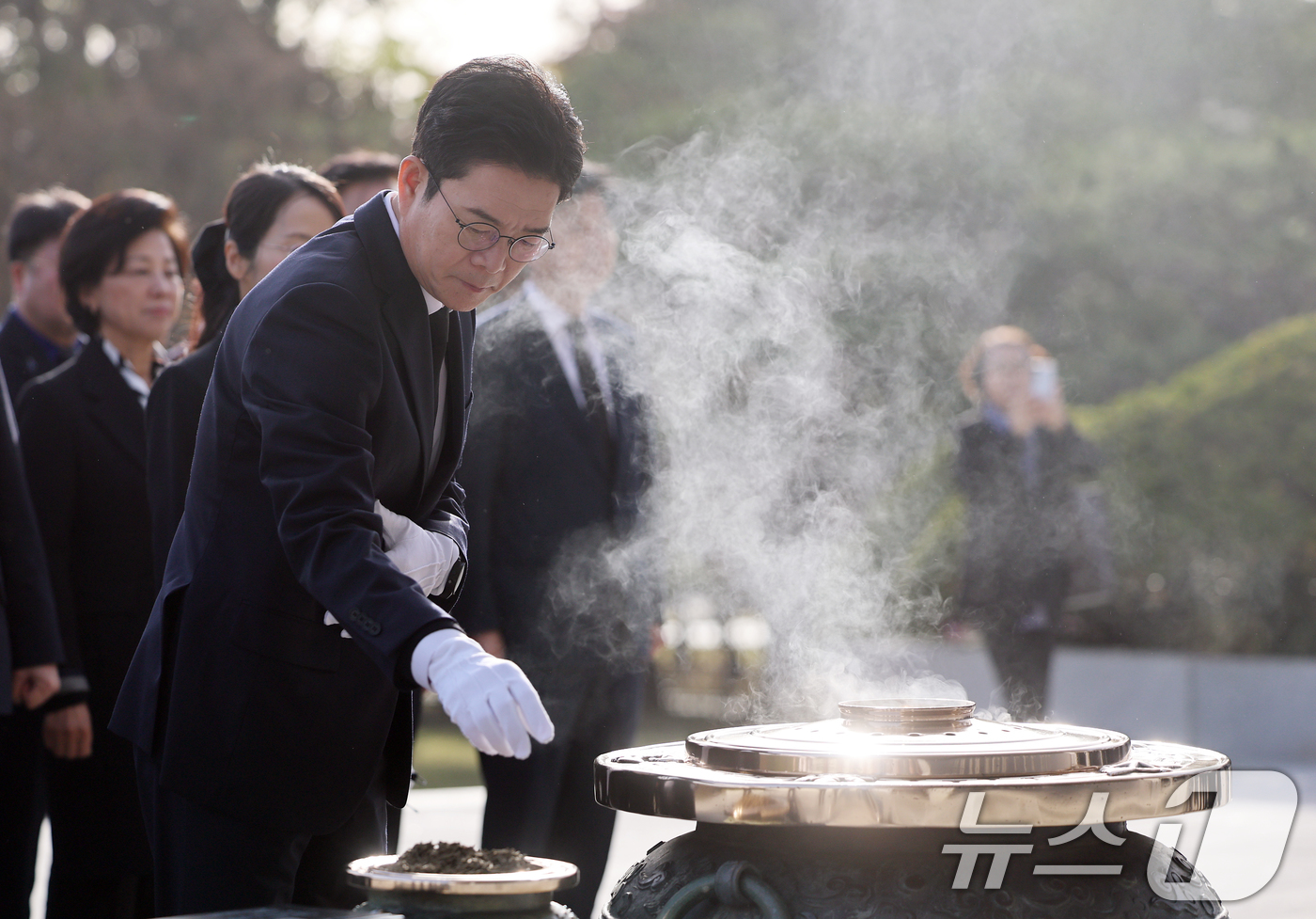 (서울=뉴스1) 오대일 기자 = 정원오 더불어민주당 서울시장 후보가 21일 오전 선거대책위원회 출범 후 첫 공식행보로 서울 동작구 국립서울현충원을 찾아 현충탑에 분향하고 있다. …