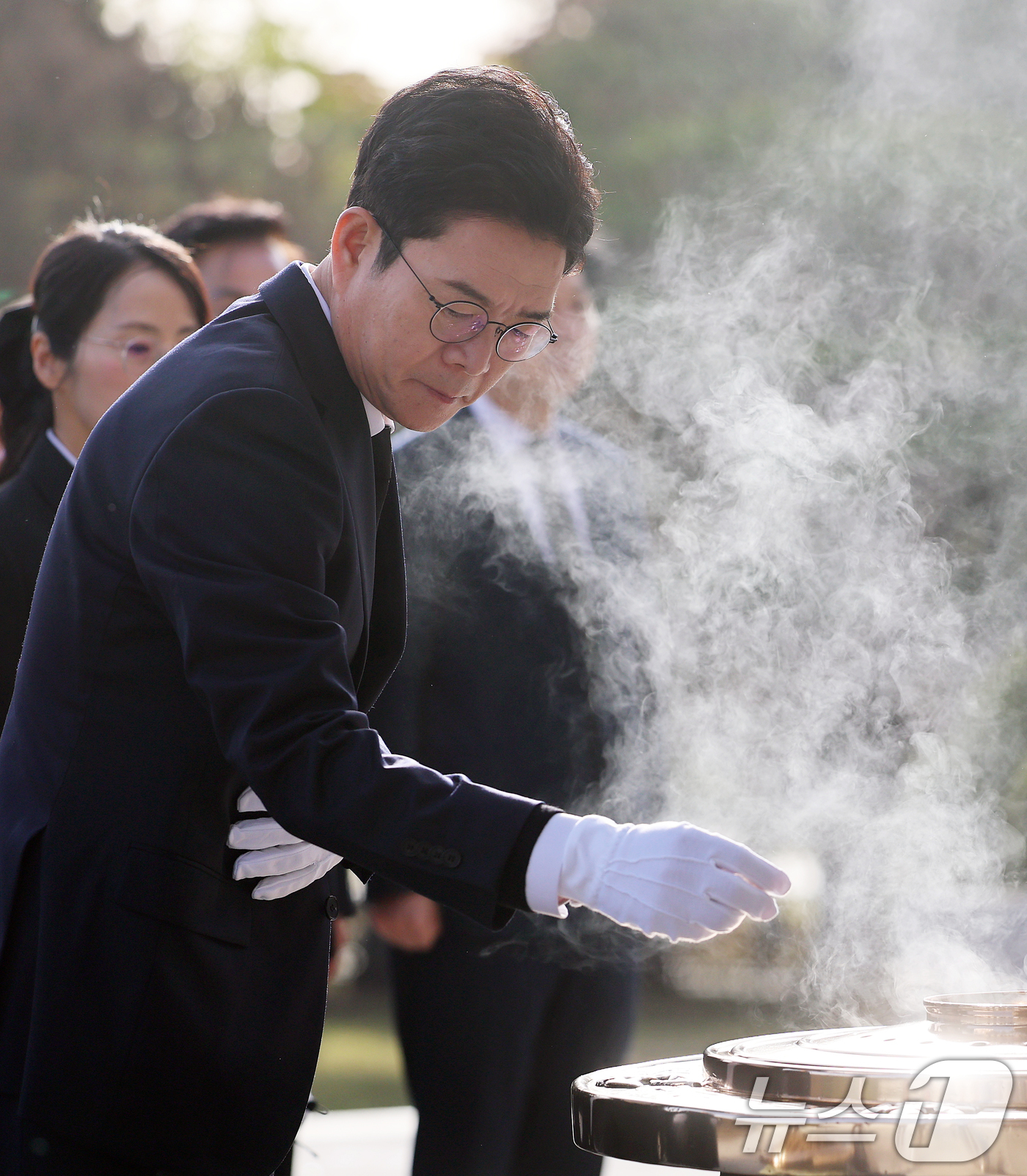 (서울=뉴스1) 오대일 기자 = 정원오 더불어민주당 서울시장 후보가 21일 오전 선거대책위원회 출범 후 첫 공식행보로 서울 동작구 국립서울현충원을 찾아 현충탑에 분향하고 있다. …