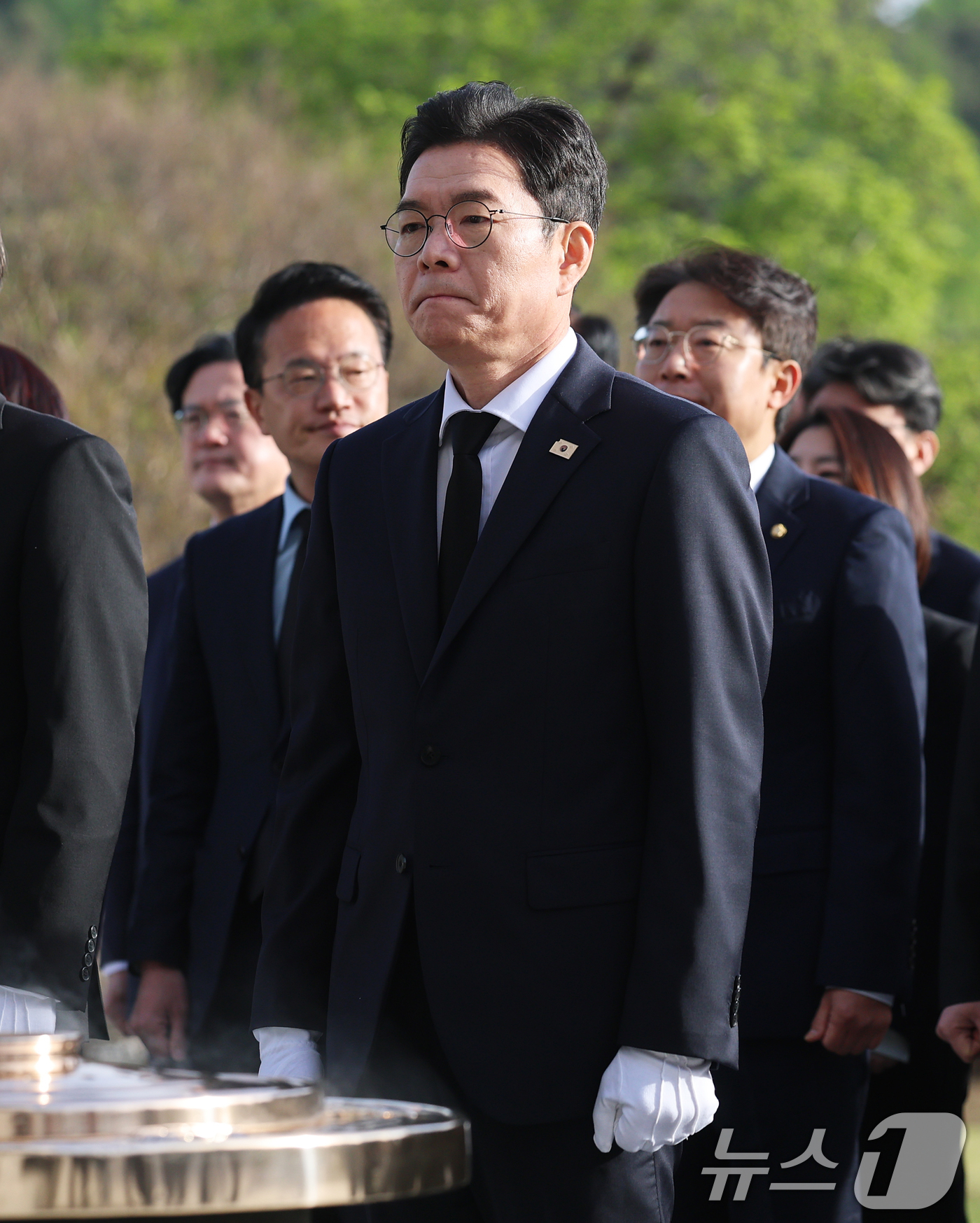 (서울=뉴스1) 오대일 기자 = 정원오 더불어민주당 서울시장 후보가 21일 오전 선거대책위원회 출범 후 첫 공식행보로 서울 동작구 국립서울현충원을 찾아 현충탑에 참배하고 있다. …