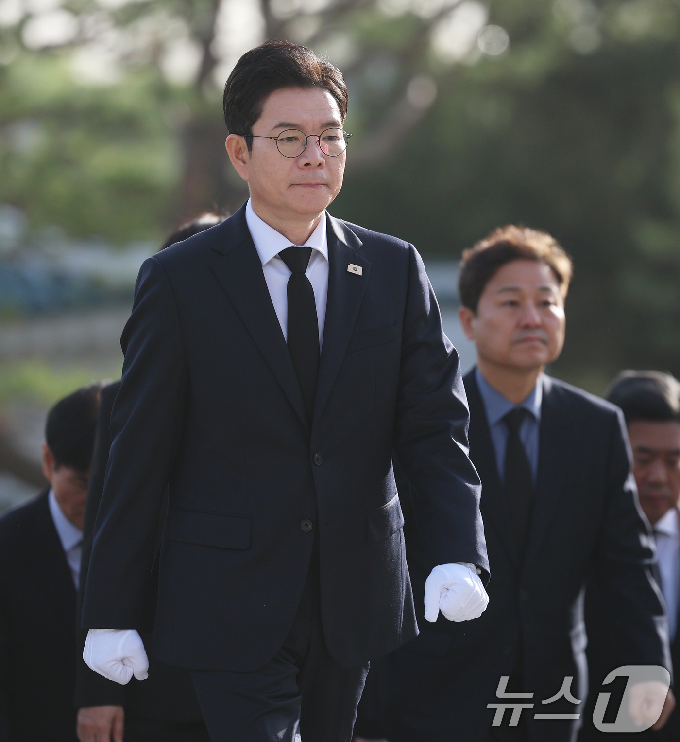 (서울=뉴스1) 오대일 기자 = 정원오 더불어민주당 서울시장 후보가 21일 오전 선거대책위원회 출범 후 첫 공식행보로 서울 동작구 국립서울현충원을 찾아 현충탑에 참배하고 있다. …