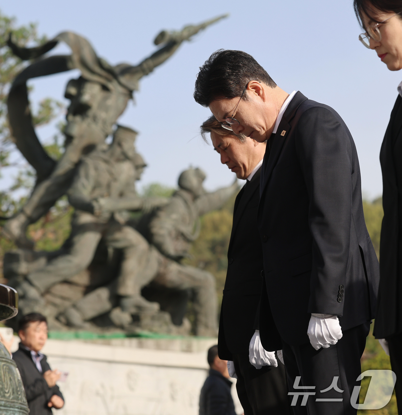 (서울=뉴스1) 오대일 기자 = 정원오 더불어민주당 서울시장 후보가 21일 오전 선거대책위원회 출범 후 첫 공식행보로 서울 동작구 국립서울현충원을 찾아 현충탑에 묵념하고 있다. …