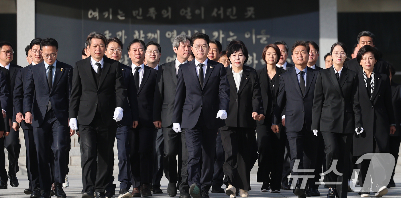 (서울=뉴스1) 오대일 기자 = 정원오 더불어민주당 서울시장 후보가 21일 오전 선거대책위원회 출범 후 첫 공식행보로 서울 동작구 국립서울현충원을 찾아 현충탑에 참배한 후 이동하고 …