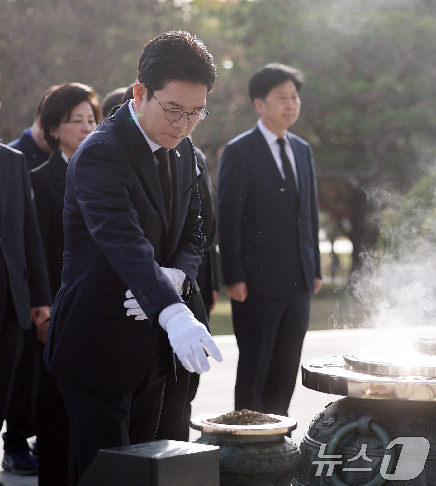 (서울=뉴스1) 오대일 기자 = 정원오 더불어민주당 서울시장 후보가 21일 오전 선거대책위원회 출범 후 첫 공식행보로 서울 동작구 국립서울현충원을 찾아 현충탑에 분향하고 있다. …