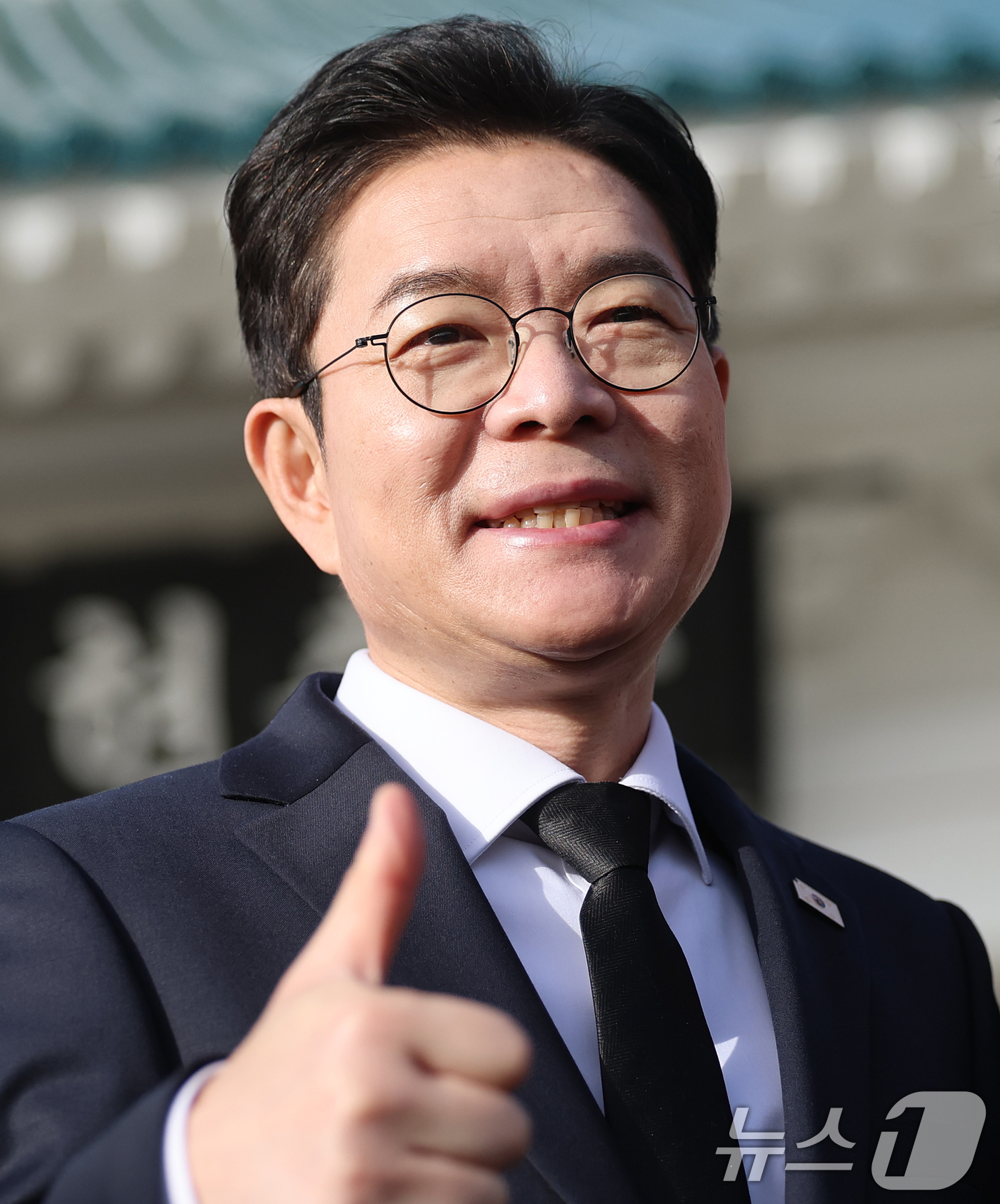 (서울=뉴스1) 오대일 기자 = 정원오 더불어민주당 서울시장 후보가 21일 오전 선거대책위원회 출범 후 첫 공식행보로 서울 동작구 국립서울현충원을 찾아 현충탑에 참배한 후 지역위원 …