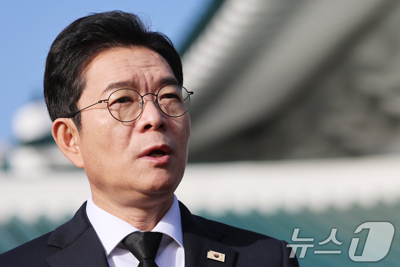 본문 이미지 - 정원오 더불어민주당 서울시장 후보가 21일 오전 선거대책위원회 출범 후 첫 공식행보로 서울 동작구 국립서울현충원을 찾아 현충탑에 참배한 후 각오를 밝히고 있다. 2026.4.21 ⓒ 뉴스1 오대일 기자