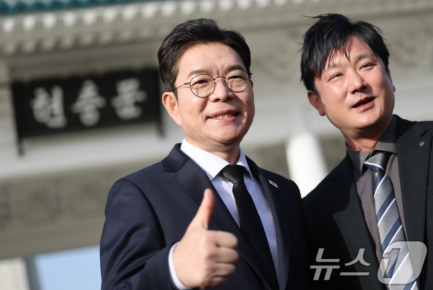 (서울=뉴스1) 오대일 기자 = 정원오 더불어민주당 서울시장 후보가 21일 오전 선거대책위원회 출범 후 첫 공식행보로 서울 동작구 국립서울현충원을 찾아 현충탑에 참배한 후 지역위원 …