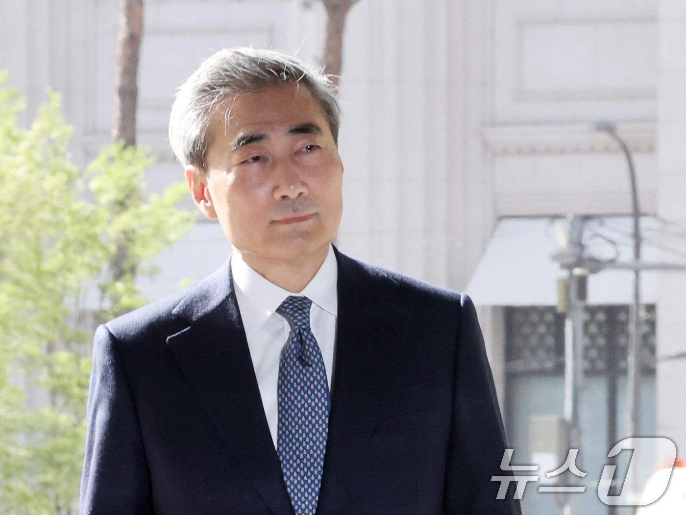 (서울=뉴스1) 황기선 기자 = 신현송 신임 한국은행 총재가 21일 오전 서울 중구 한국은행으로 첫 출근을 하고 있다.  2026.4.21/뉴스1