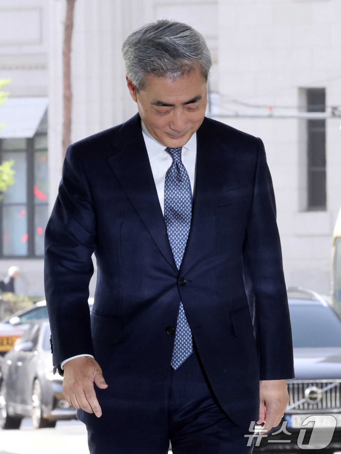(서울=뉴스1) 황기선 기자 = 신현송 신임 한국은행 총재가 21일 오전 서울 중구 한국은행으로 첫 출근을 하고 있다.  2026.4.21/뉴스1