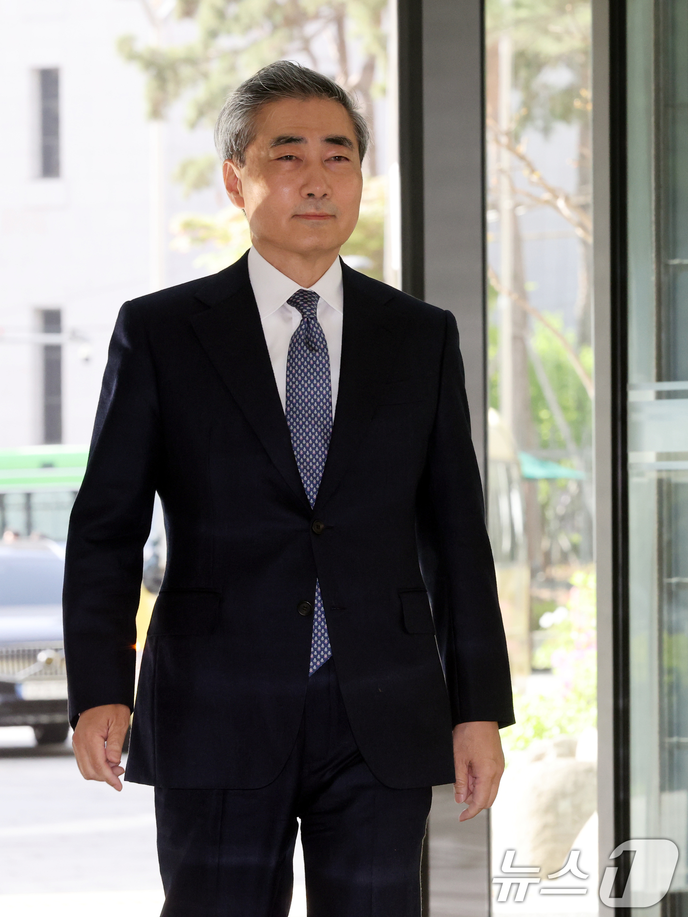 (서울=뉴스1) 황기선 기자 = 신현송 신임 한국은행 총재가 21일 오전 서울 중구 한국은행으로 첫 출근을 하고 있다.  2026.4.21/뉴스1