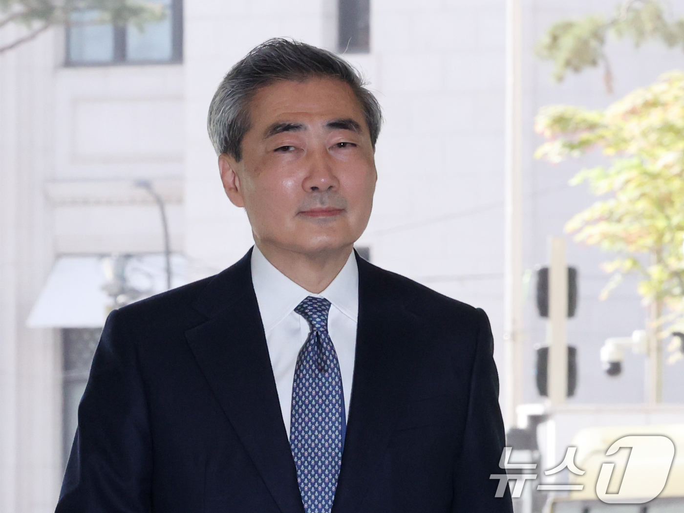 (서울=뉴스1) 황기선 기자 = 신현송 신임 한국은행 총재가 21일 오전 서울 중구 한국은행으로 첫 출근을 하고 있다.  2026.4.21/뉴스1