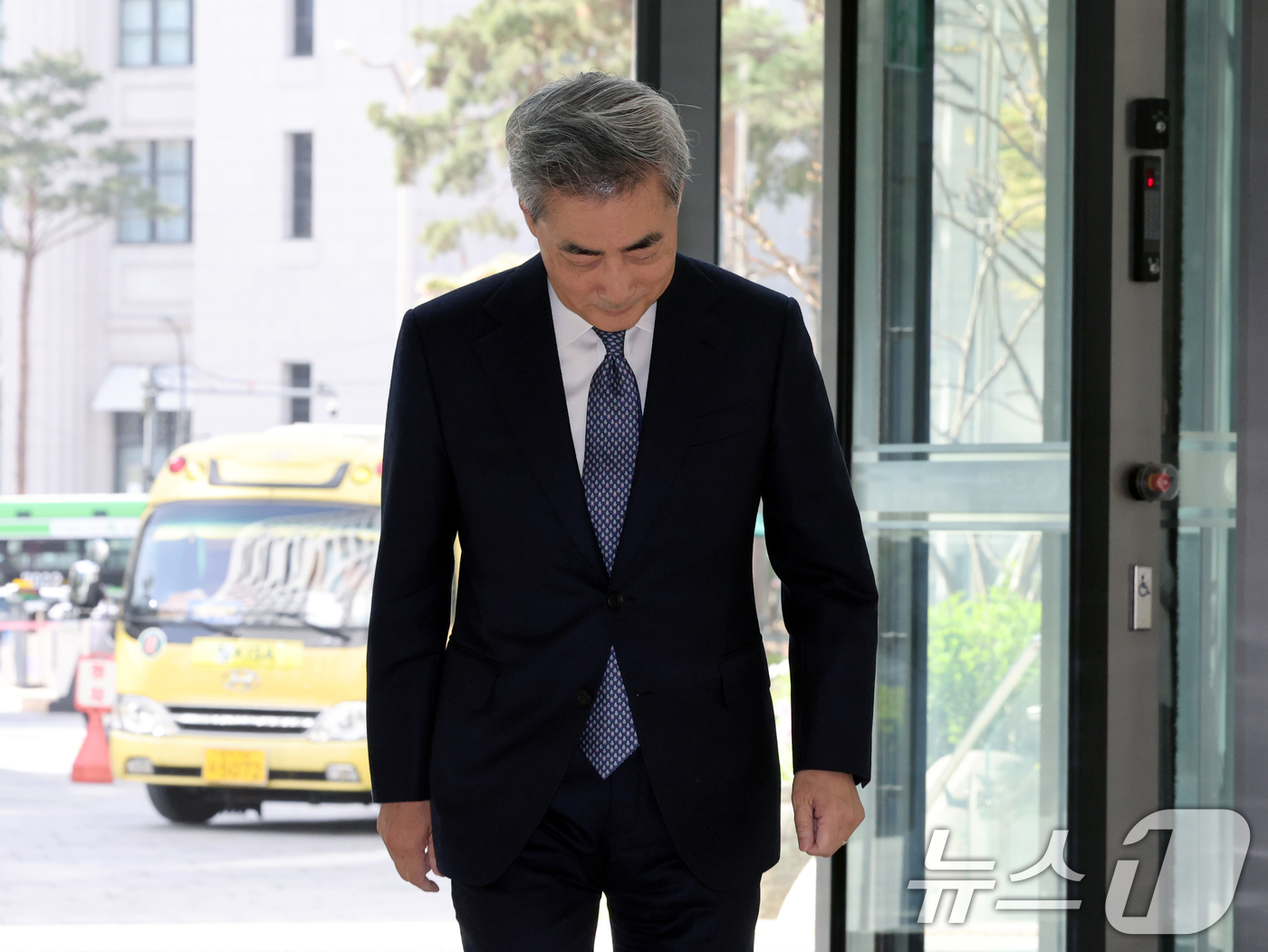 (서울=뉴스1) 황기선 기자 = 신현송 신임 한국은행 총재가 21일 오전 서울 중구 한국은행으로 첫 출근을 하고 있다.  2026.4.21/뉴스1