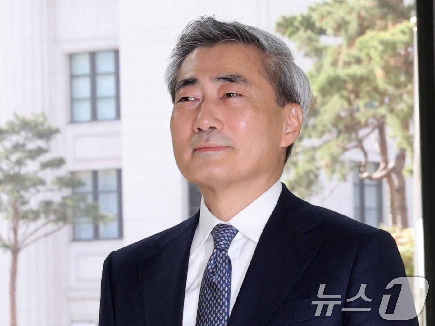 (서울=뉴스1) 황기선 기자 = 신현송 신임 한국은행 총재가 21일 오전 서울 중구 한국은행으로 첫 출근을 하고 있다.  2026.4.21/뉴스1