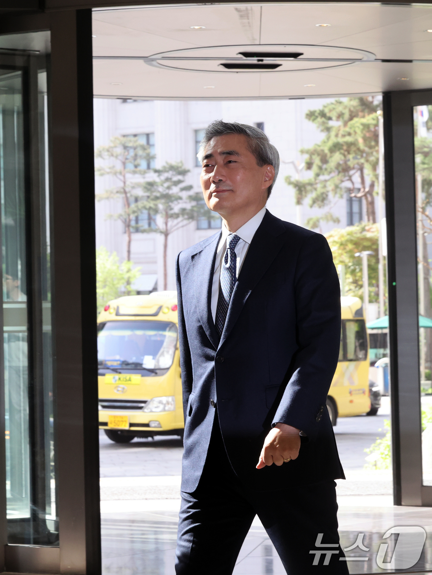 (서울=뉴스1) 황기선 기자 = 신현송 신임 한국은행 총재가 21일 오전 서울 중구 한국은행으로 첫 출근을 하고 있다.  2026.4.21/뉴스1