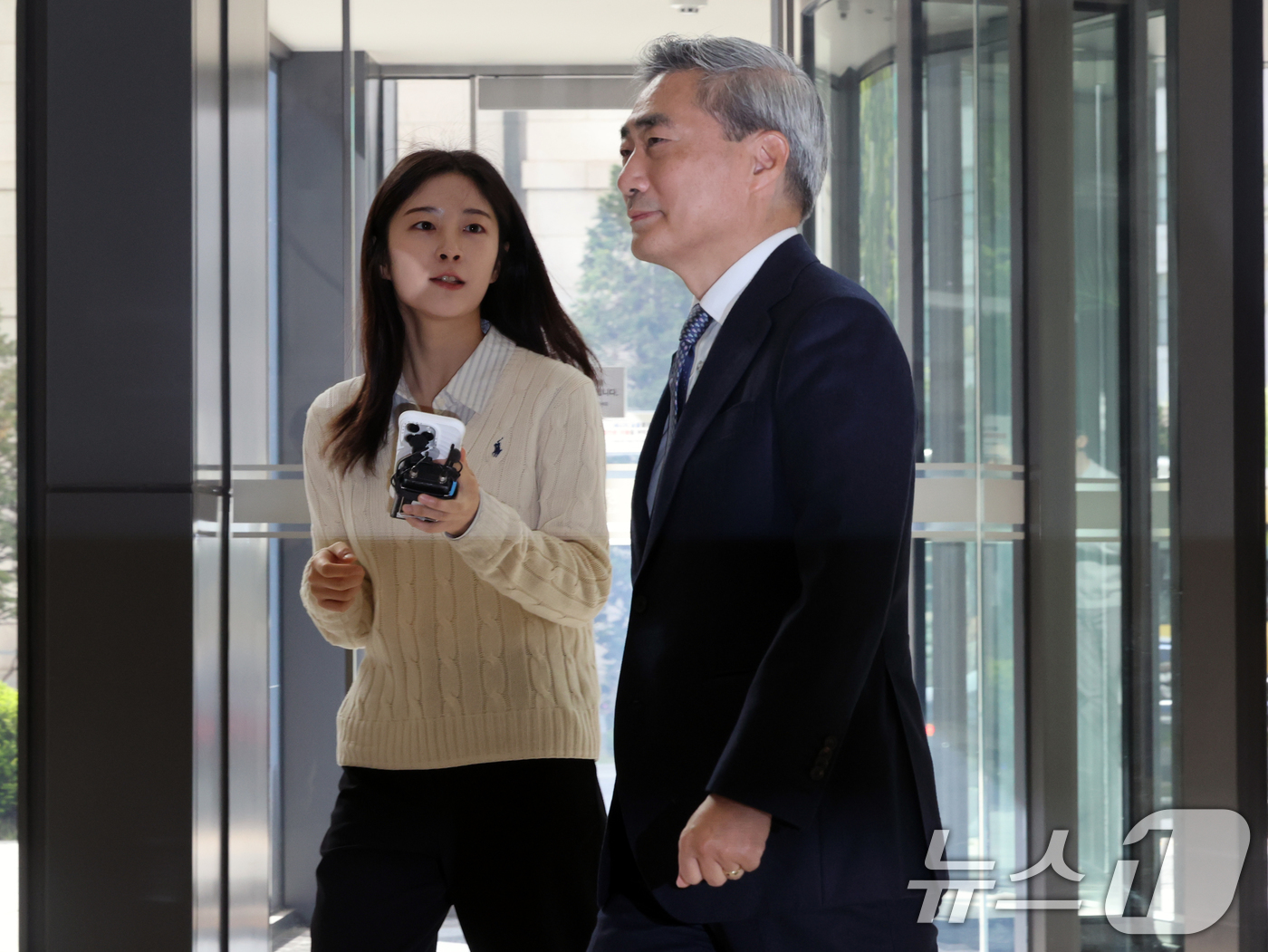 (서울=뉴스1) 황기선 기자 = 신현송 신임 한국은행 총재가 21일 오전 서울 중구 한국은행으로 첫 출근을 하고 있다.  2026.4.21/뉴스1