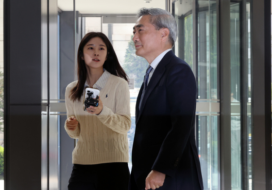 신현송 한은 총재 첫 출근길…'취재진 질문 뒤로 하고'