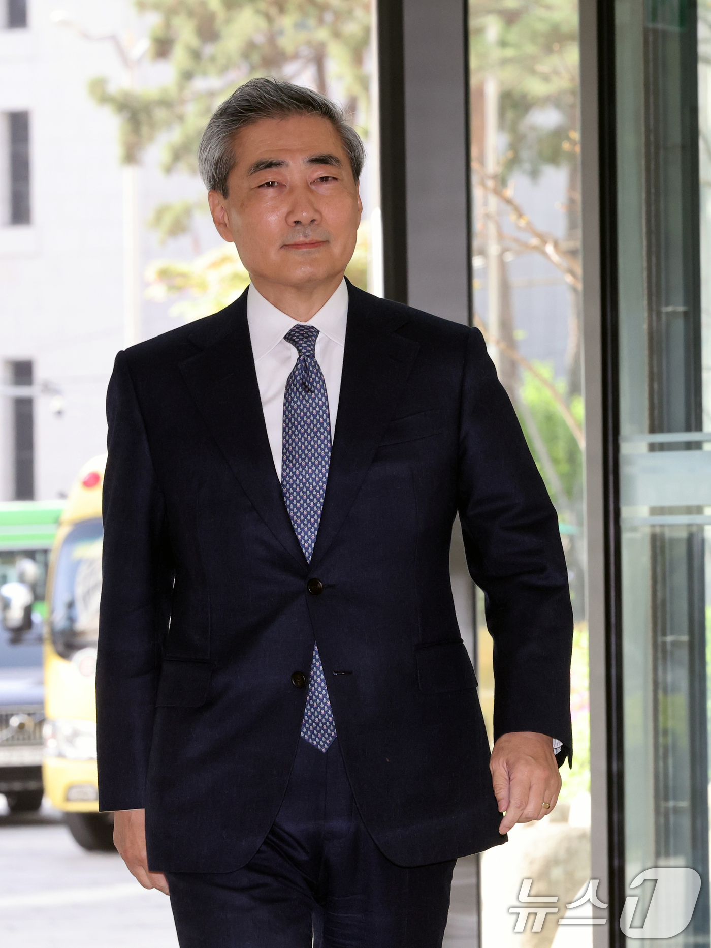 (서울=뉴스1) 황기선 기자 = 신현송 신임 한국은행 총재가 21일 오전 서울 중구 한국은행으로 첫 출근을 하고 있다.  2026.4.21/뉴스1