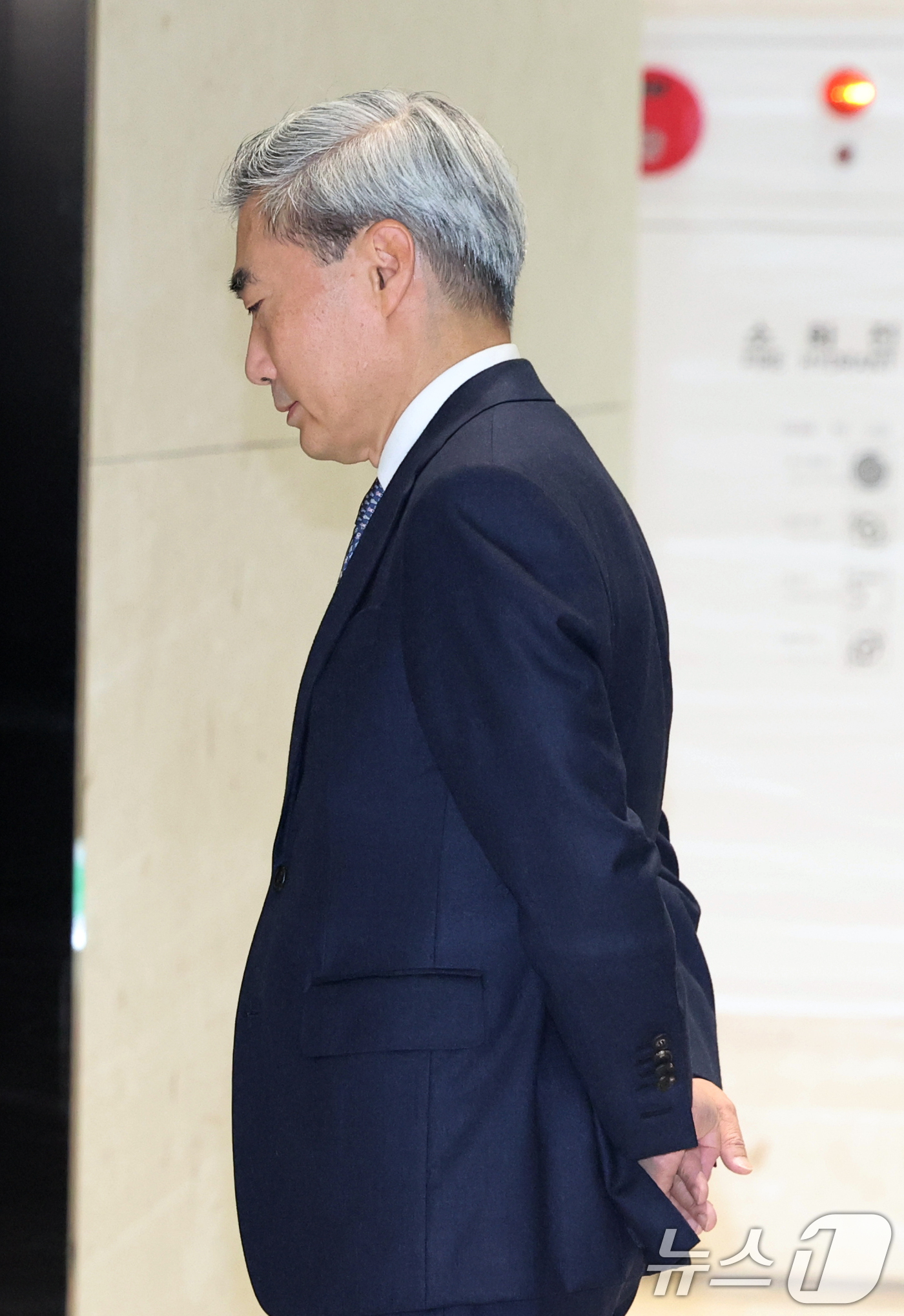 (서울=뉴스1) 황기선 기자 = 신현송 신임 한국은행 총재가 21일 오전 서울 중구 한국은행으로 첫 출근을 하고 있다.  2026.4.21/뉴스1