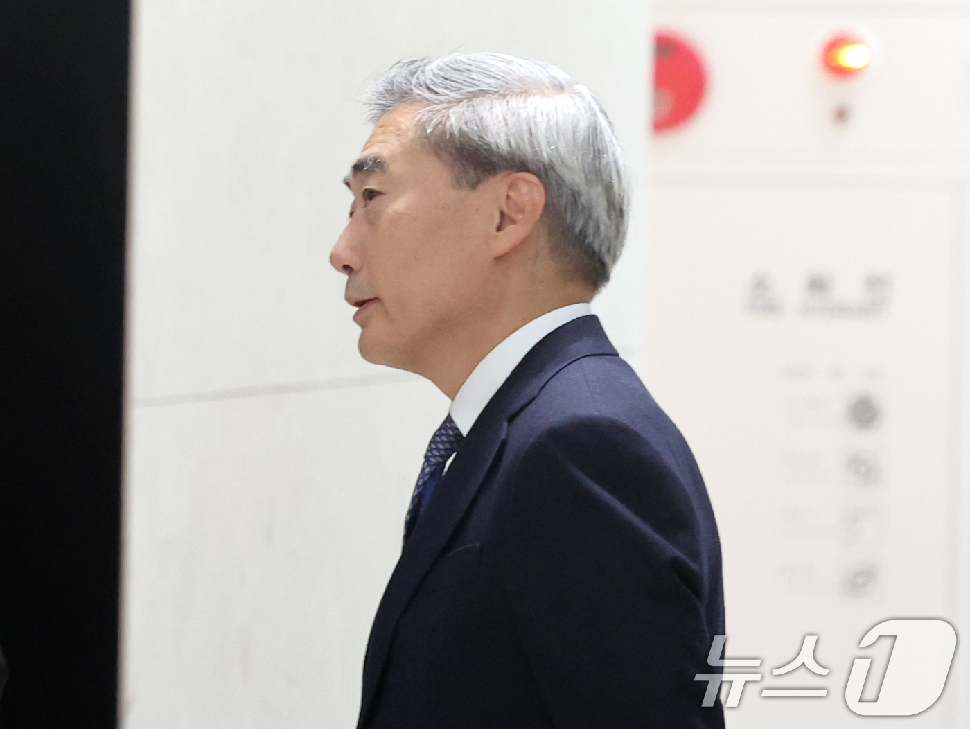 (서울=뉴스1) 황기선 기자 = 신현송 신임 한국은행 총재가 21일 오전 서울 중구 한국은행으로 첫 출근을 하고 있다.  2026.4.21/뉴스1