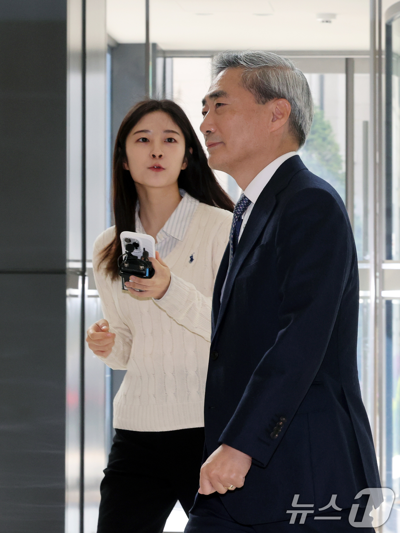 (서울=뉴스1) 황기선 기자 = 신현송 신임 한국은행 총재가 21일 오전 서울 중구 한국은행으로 첫 출근을 하고 있다.  2026.4.21/뉴스1