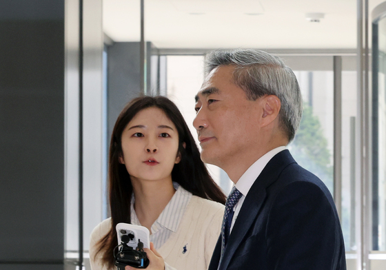 신현송 한은 총재 첫 출근길 …'묵묵부답'